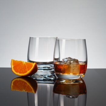 Elegantné poháre Benu Glas Lunasol sa stanú dizajnovou ozdobou vášho stola. Skrášlite si servírovanie nealkoholických nápojov so špeciálnym, laserovo orezaným okrajom. Očaria vás ich výnimočné vlastnosti, ako napríklad krištáľovo čistý lesk, možnosť umývať ich v umývačke riadu bez výčitiek alebo vysoká odolnosť voči nárazom. Poháre sú vyrobené z krištáľového skla META Glass®. META Glass® je registrovaná ochranná známka spoločnosti Sola Switzerland EU. Sklo META Glass® sa postará o to, aby ste si výrobky z neho vychutnávali bez obmedzení.