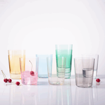 Rozmýšľate, ako by ste si spestrili bežné rodinné stolovanie či večery pri drinkoch? Potom sa inšpirujte farebnými pohármi Long Drink z edície 21st Century. Svojim dizajnom reflektujú na najnovšie trendy v servírovaní. Majú výnimočne tenké, no pevné steny. Potešia vás aj svojou špeciálnou vlastnosťou – stohovateľnosťou. Vďaka tomu ich môžete v skrinke ukladať na seba, čím si ušetríte miesto. Ak pohárom chcete predĺžiť životnosť, odporúčame ich umývať ručne a jemnou stranou hubky. Poháre sú vyrobené z krištáľového skla META Glass®. META Glass® je registrovaná ochranná známka spoločnosti Sola Switzerland EU. DOPLŇUJÚCE INFORMÁCIE Produkt nemá zobrazenú, ani vlisovanú ciachu (rysku). Stanovený objem produktu je celkový, vyrátaný až po okraj.