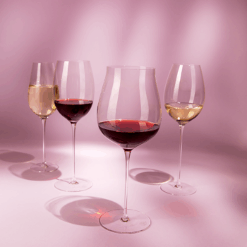 Premeňte posedenie pri víne na zážitok vďaka ručne vyrábanému setu pohárov Flow Glas Platinum. Tieto poháre spájajú jednoduchosť, eleganciu a funkčnosť, čím zaručujú špičkový gurmánsky zážitok pre vašich hostí. Ideálne pre tých, ktorí si zakladajú na kvalite a štýle. Poháre sú vhodné na vína ako Cabernet, či Alibernet.