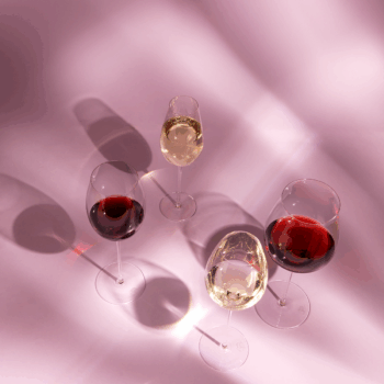 Premeňte posedenie pri víne na zážitok s ručne vyrábanými pohármi Flow Glas Premium. Jednoduchosť, elegancia a funkčnosť – to sú charakteristiky, ktorými sa vyznačujú poháre na červené víno Flow Glass Platinum.