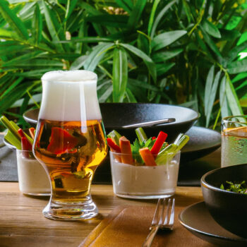 Poháre na „malé“ pivo s elegantným dizajnom. Spodná zúžená línia špeciálne navrhnutá tak, aby sadla ako uliata do mužskej aj ženskej dlane. Rozšírená vrchná krivka necháva priestor na zvýraznenie peny. Vyrobené z krištáľového skla bez obsahu olova, ktoré vďaka svojmu lesku zaručia pravý chuťový aj vizuálny zážitok. DOPLŇUJÚCE INFORMÁCIE Produkt nemá zobrazenú, ani vlisovanú ciachu (rysku). Stanovený objem produktu je celkový, vyrátaný až po okraj.