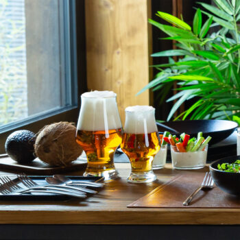 Poháre na „malé“ pivo s elegantným dizajnom. Spodná zúžená línia špeciálne navrhnutá tak, aby sadla ako uliata do mužskej aj ženskej dlane. Rozšírená vrchná krivka necháva priestor na zvýraznenie peny. Vyrobené z krištáľového skla bez obsahu olova, ktoré vďaka svojmu lesku zaručia pravý chuťový aj vizuálny zážitok. DOPLŇUJÚCE INFORMÁCIE Produkt nemá zobrazenú, ani vlisovanú ciachu (rysku). Stanovený objem produktu je celkový, vyrátaný až po okraj.