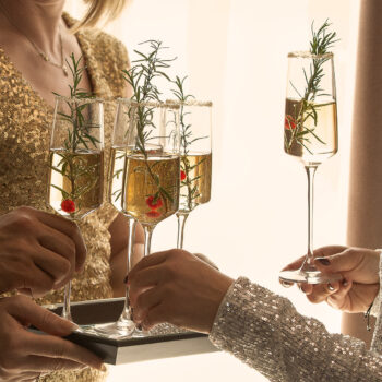 Ozdobte si stôl dizajnovo krásnymi pohármi na šampanské 21st Glas Lunasol. Majú netradičný tvar a laserom orezaný okraj. Očaria vás ich výnimočné vlastnosti, ako napríklad krištáľovo čistý lesk, možnosť umývať ich v umývačke riadu bez výčitiek alebo vysoká odolnosť voči nárazom. Poháre sú vyrobené z krištáľového skla META Glass®. META Glass® je registrovaná ochranná známka spoločnosti Sola Switzerland EU. Sklo META Glass® sa postará o to, aby ste si výrobky z neho vychutnávali bez obmedzení.