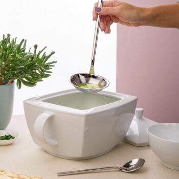 Servírujte horúcu polievku so štýlom. Biela porcelánová terina na polievku vás nechá zažiariť v roli skvelého hostiteľa. Terina má objem až 2,7 l.