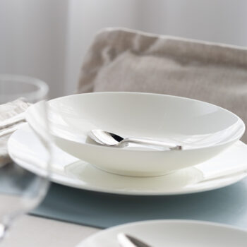 Porcelánový set Premium Platinum Line ideálnou voľbou pre tých, ktorí hľadajú nadčasový a univerzálny riad na každý deň aj špeciálne príležitosti. Snehovo biela farba a čisté línie pôsobia elegantne, no zároveň sa ľahko kombinujú s akýmkoľvek štýlom prestierania. Set obsahuje: 4× plytký tanier Coupe 28 cm 4× hlboký tanier Coupe 24 cm 4× dezertný tanier Coupe 20,5 cm