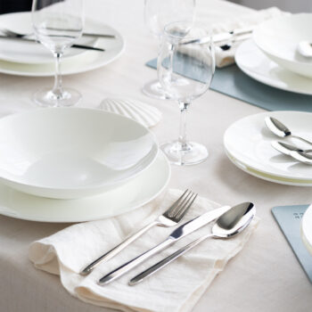 Porcelánový set Premium Platinum Line ideálnou voľbou pre tých, ktorí hľadajú nadčasový a univerzálny riad na každý deň aj špeciálne príležitosti. Snehovo biela farba a čisté línie pôsobia elegantne, no zároveň sa ľahko kombinujú s akýmkoľvek štýlom prestierania. Set obsahuje: 4× plytký tanier Coupe 28 cm 4× hlboký tanier Coupe 24 cm 4× dezertný tanier Coupe 20,5 cm