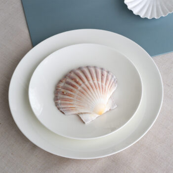 Porcelánový set Premium Platinum Line ideálnou voľbou pre tých, ktorí hľadajú nadčasový a univerzálny riad na každý deň aj špeciálne príležitosti. Snehovo biela farba a čisté línie pôsobia elegantne, no zároveň sa ľahko kombinujú s akýmkoľvek štýlom prestierania. Set obsahuje: 4× plytký tanier Coupe 28 cm 4× hlboký tanier Coupe 24 cm 4× dezertný tanier Coupe 20,5 cm