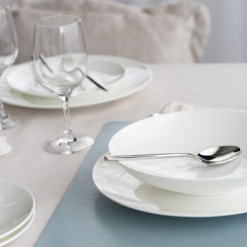 Porcelánový set Premium Platinum Line ideálnou voľbou pre tých, ktorí hľadajú nadčasový a univerzálny riad na každý deň aj špeciálne príležitosti. Snehovo biela farba a čisté línie pôsobia elegantne, no zároveň sa ľahko kombinujú s akýmkoľvek štýlom prestierania. Set obsahuje: 4× plytký tanier Coupe 28 cm 4× hlboký tanier Coupe 24 cm 4× dezertný tanier Coupe 20,5 cm