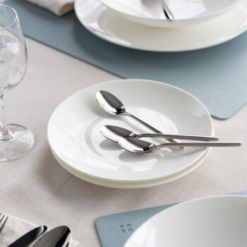 Porcelánový set Premium Platinum Line ideálnou voľbou pre tých, ktorí hľadajú nadčasový a univerzálny riad na každý deň aj špeciálne príležitosti. Snehovo biela farba a čisté línie pôsobia elegantne, no zároveň sa ľahko kombinujú s akýmkoľvek štýlom prestierania. Set obsahuje: 4× plytký tanier Coupe 28 cm 4× hlboký tanier Coupe 24 cm 4× dezertný tanier Coupe 20,5 cm