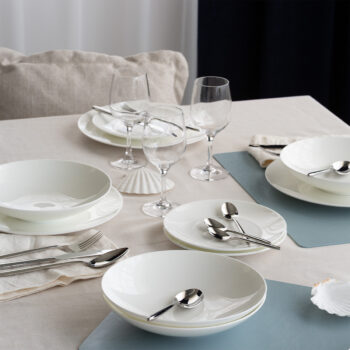 Porcelánový set Premium Platinum Line ideálnou voľbou pre tých, ktorí hľadajú nadčasový a univerzálny riad na každý deň aj špeciálne príležitosti. Snehovo biela farba a čisté línie pôsobia elegantne, no zároveň sa ľahko kombinujú s akýmkoľvek štýlom prestierania. Set obsahuje: 4× plytký tanier Coupe 28 cm 4× hlboký tanier Coupe 24 cm 4× dezertný tanier Coupe 20,5 cm