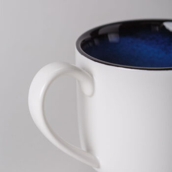 Nasledujte trendy a obohaťte svoj interiér o unikátny set z línie Gaya, ktorý hrá farbou roka 2020 – Classic Blue. Klasická modrá pripomína oblohu za súmraku alebo farbu oceánu. Je elegantná, majestátna a reprezentuje základňu na to, aby sme boli schopní posunúť sa do novej éry. Preto sme ňou ozdobili každý kúsok z tohto čarovného setu. Vďaka nemu budú chvíľky s najbližšími pri spoločnom stole aj estetickým zážitkom. Vďaka reaktívnej glazúre je každý kus originál, preto sa farebným odtieňom či vzorom môže líšiť od produktu na fotografii. Set obsahuje: 4x plytký tanier U-Coupe (ø 20 cm) 4x plytký tanier U-Coupe (ø 28 cm) 4x hlboký tanier Coupe (ø 19.5 cm) 4x šálka (280 ml)