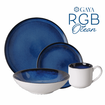 Nasledujte trendy a obohaťte svoj interiér o unikátny set z línie Gaya, ktorý hrá farbou roka 2020 – Classic Blue. Klasická modrá pripomína oblohu za súmraku alebo farbu oceánu. Je elegantná, majestátna a reprezentuje základňu na to, aby sme boli schopní posunúť sa do novej éry. Preto sme ňou ozdobili každý kúsok z tohto čarovného setu. Vďaka nemu budú chvíľky s najbližšími pri spoločnom stole aj estetickým zážitkom. Vďaka reaktívnej glazúre je každý kus originál, preto sa farebným odtieňom či vzorom môže líšiť od produktu na fotografii. Set obsahuje: 4x plytký tanier U-Coupe (ø 20 cm) 4x plytký tanier U-Coupe (ø 28 cm) 4x hlboký tanier Coupe (ø 19.5 cm) 4x šálka (280 ml)