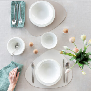 Porcelánový set Flow si zamilujete pri každej príležitosti. Či už pripravujete rodinný obed, popoludňajší čaj alebo máte chuť na misku müsli, tento porcelán si hravo poradí s každou úlohou. Set obsahuje: 4× plytký tanier Coupe 25 cm 4× hlboký tanier Coupe 21 cm 4× dezertný tanier Coupe 17 cm 4× miska na müsli 15 cm
