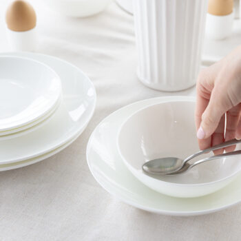 Porcelánový set Flow si zamilujete pri každej príležitosti. Či už pripravujete rodinný obed, popoludňajší čaj alebo máte chuť na misku müsli, tento porcelán si hravo poradí s každou úlohou. Set obsahuje: 4× plytký tanier Coupe 25 cm 4× hlboký tanier Coupe 21 cm 4× dezertný tanier Coupe 17 cm 4× miska na müsli 15 cm