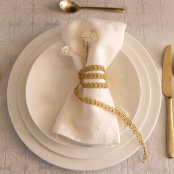 Ste vyznávačmi zásady „v jednoduchosti je krása“, ale zároveň nechcete, aby jednoduchosť ubrala na elegancii? Potom vám ulahodí krásny porcelánový set z línie Premium Platinum, v ktorom nájdete až 19 nadčasových kúskov na každodenné použitie, ale aj na špeciálne udalosti. Set obsahuje: 6 × Plytký tanier 26 cm 6 × Hlboký tanier 22 cm 6 × Kónická miska 16 cm 1 × Kónická miska 25 cm