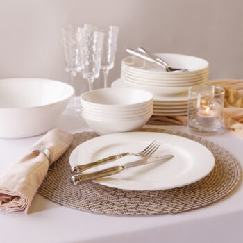 Ste vyznávačmi zásady „v jednoduchosti je krása“, ale zároveň nechcete, aby jednoduchosť ubrala na elegancii? Potom vám ulahodí krásny porcelánový set z línie Premium Platinum, v ktorom nájdete až 19 nadčasových kúskov na každodenné použitie, ale aj na špeciálne udalosti. Set obsahuje: 6 × Plytký tanier 26 cm 6 × Hlboký tanier 22 cm 6 × Kónická miska 16 cm 1 × Kónická miska 25 cm