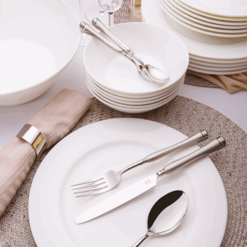 Ste vyznávačmi zásady „v jednoduchosti je krása“, ale zároveň nechcete, aby jednoduchosť ubrala na elegancii? Potom vám ulahodí krásny porcelánový set z línie Premium Platinum, v ktorom nájdete až 19 nadčasových kúskov na každodenné použitie, ale aj na špeciálne udalosti. Set obsahuje: 6 × Plytký tanier 26 cm 6 × Hlboký tanier 22 cm 6 × Kónická miska 16 cm 1 × Kónická miska 25 cm