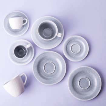 Porcelán z línie Gaya Ateliér Glacial Ice vás zaujme na prvý pohľad. Navonok je matný a vnútri lesklý. Jeho farebná časť vyzerá ako povrch zamrznutého jazera. Mráz dokáže v prírode vytvoriť unikátne vzory. Rovnako jedinečný je aj motív každého kusu porcelánu v tejto línii. Vďaka reaktívnej glazúre je každý kus originál, preto sa farebným odtieňom či vzorom môže líšiť od produktu na fotografii. Set obsahuje: 4x plytký tanier Coupe 28 cm 4x dezertný tanier Coupe 23 cm 4x miska 19,5 cm 4x kávová šálka 250 ml 4x kávová podšálka 15,5 cm