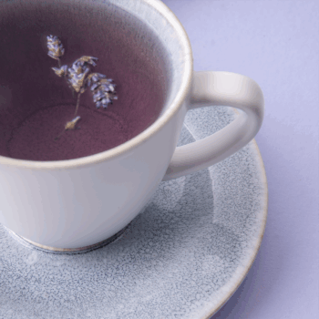 Porcelán z línie Gaya Ateliér Glacial Ice vás zaujme na prvý pohľad. Navonok je matný a vnútri lesklý. Jeho farebná časť vyzerá ako povrch zamrznutého jazera. Mráz dokáže v prírode vytvoriť unikátne vzory. Rovnako jedinečný je aj motív každého kusu porcelánu v tejto línii. Vďaka reaktívnej glazúre je každý kus originál, preto sa farebným odtieňom či vzorom môže líšiť od produktu na fotografii. Set obsahuje: 4x plytký tanier Coupe 28 cm 4x dezertný tanier Coupe 23 cm 4x miska 19,5 cm 4x kávová šálka 250 ml 4x kávová podšálka 15,5 cm