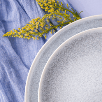 Porcelán z línie Gaya Ateliér Glacial Ice vás zaujme na prvý pohľad. Navonok je matný a vnútri lesklý. Jeho farebná časť vyzerá ako povrch zamrznutého jazera. Mráz dokáže v prírode vytvoriť unikátne vzory. Rovnako jedinečný je aj motív každého kusu porcelánu v tejto línii. Vďaka reaktívnej glazúre je každý kus originál, preto sa farebným odtieňom či vzorom môže líšiť od produktu na fotografii. Set obsahuje: 4x plytký tanier Coupe 28 cm 4x dezertný tanier Coupe 23 cm 4x miska 19,5 cm 4x kávová šálka 250 ml 4x kávová podšálka 15,5 cm