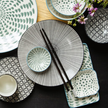 Porcelánová kolekcia Elements Asia Fire vnesie na váš stôl nádych Ázie. Dizajn tvorí ručne maľovaný čierny ornament. Aby ste si vychutnali pravú atmosféru ďalekého východu, servírujte v miske napríklad japonský ramen, na tanier aranžujte chrumkavé kura s ryžou a do pohára nalejte zelený čaj. Set obsahuje: 6x tanier plytký (ø 21,3 cm) 6x tanier plytký (ø 25 cm) 6x miska (ø 15,2 cm) 6x pohár (ø 7 cm)