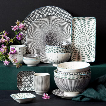 Porcelánová kolekcia Elements Asia Fire vnesie na váš stôl nádych Ázie. Dizajn tvorí ručne maľovaný čierny ornament. Aby ste si vychutnali pravú atmosféru ďalekého východu, servírujte v miske napríklad japonský ramen, na tanier aranžujte chrumkavé kura s ryžou a do pohára nalejte zelený čaj. Set obsahuje: 6x tanier plytký (ø 21,3 cm) 6x tanier plytký (ø 25 cm) 6x miska (ø 15,2 cm) 6x pohár (ø 7 cm)