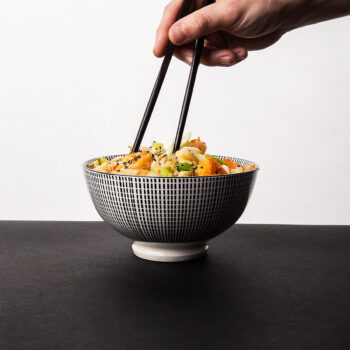 Porcelánová kolekcia Elements Asia Fire vnesie na váš stôl nádych Ázie. Dizajn tvorí ručne maľovaný čierny ornament. Aby ste si vychutnali pravú atmosféru ďalekého východu, servírujte v miske napríklad japonský ramen, na tanier aranžujte chrumkavé kura s ryžou a do pohára nalejte zelený čaj. Set obsahuje: 6x tanier plytký (ø 21,3 cm) 6x tanier plytký (ø 25 cm) 6x miska (ø 15,2 cm) 6x pohár (ø 7 cm)