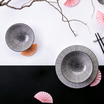 Porcelánová kolekcia Elements Asia Fire vnesie na váš stôl nádych Ázie. Dizajn tvorí ručne maľovaný čierny ornament. Aby ste si vychutnali pravú atmosféru ďalekého východu, servírujte v miske napríklad japonský ramen, na tanier aranžujte chrumkavé kura s ryžou a do pohára nalejte zelený čaj. Set obsahuje: 6x tanier plytký (ø 21,3 cm) 6x tanier plytký (ø 25 cm) 6x miska (ø 15,2 cm) 6x pohár (ø 7 cm)
