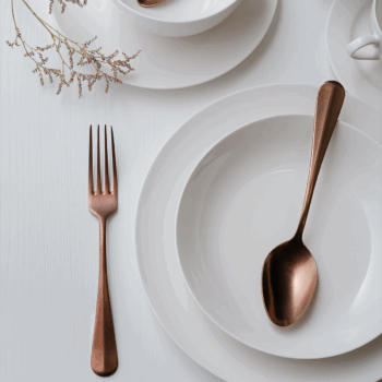 Porcelánový set Flow si zamilujete pri každej príležitosti. Či už pripravujete rodinný obed, popoludňajší čaj alebo máte chuť na misku müsli, tento porcelán si hravo poradí s každou úlohou. Set obsahuje: 4× plytký tanier Coupe 27 cm 4× hlboký tanier Coupe 20 cm 4× dezertný tanier Coupe 20,5 cm 4× kávové šálky 0,22 l 4× podšálky 15,5 cm 4× hrnčeky 0,36 l 4× miska na müsli 14 cm
