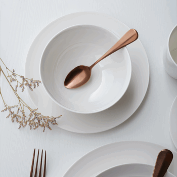 Porcelánový set Flow si zamilujete pri každej príležitosti. Či už pripravujete rodinný obed, popoludňajší čaj alebo máte chuť na misku müsli, tento porcelán si hravo poradí s každou úlohou. Set obsahuje: 4× plytký tanier Coupe 27 cm 4× hlboký tanier Coupe 20 cm 4× dezertný tanier Coupe 20,5 cm 4× kávové šálky 0,22 l 4× podšálky 15,5 cm 4× hrnčeky 0,36 l 4× miska na müsli 14 cm