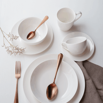 Porcelánový set Flow si zamilujete pri každej príležitosti. Či už pripravujete rodinný obed, popoludňajší čaj alebo máte chuť na misku müsli, tento porcelán si hravo poradí s každou úlohou. Set obsahuje: 4× plytký tanier Coupe 27 cm 4× hlboký tanier Coupe 20 cm 4× dezertný tanier Coupe 20,5 cm 4× kávové šálky 0,22 l 4× podšálky 15,5 cm 4× hrnčeky 0,36 l 4× miska na müsli 14 cm