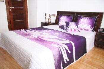 Prehoz na posteľ bielej farby s motívom fialového kvetu Šírka: 220 cm | Dĺžka: 240 cm Šírka: 220 cm | Dĺžka: 240 cm