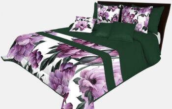 Prehoz na posteľ v krásnej zelenej farbe s potlačou dokonalých fialových kvetov Šírka: 220 cm | Dĺžka: 240 cm Šírka: 220 cm | Dĺžka: 240 cm