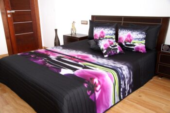 Prehozy na posteľ čiernej farby s 3D motívom orchideí Šírka: 220 cm | Dĺžka: 240 cm Šírka: 220 cm | Dĺžka: 240 cm