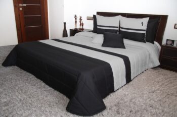 Prešívaná prikrývka na dvojposteľ v čiernej farbe so sivými pruhmi Šírka: 170 cm | Dĺžka: 210 cm Šírka: 170 cm | Dĺžka: 210 cm