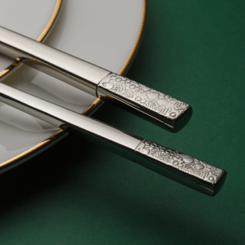 Príborový set Fiori z luxusnej línie Platinum Line spája remeselnú precíznosť s romantickým šarmom. Každý kus je ručne vyrábaný s dutými rúčkami, ktoré zdobí jemný kvetinový vzor. Tento nadčasový dizajn je ideálny pre náročných klientov, ktorým záleží na harmónii v moderných aj rustikálnych interiéroch. Set obsahuje: 4× lyžica 4× vidlička 4× nôž 4× kávová lyžička