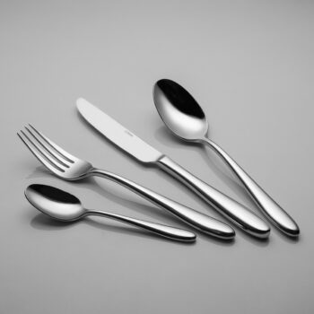 S príborovým setom Turin Plaza z rady Master Chef ukážete, kto je skutočným pánom servírovania. Zaujme svojimi masívnymi rúčkami s hrúbkou až 9 mm, dlhými hrotmi vidličiek, zúženými hlavami lyžíc a jemne oblými tvarmi. Čisté línie a jednoduchá elegancia tohto dizajnu skvele zapadnú do každého interiéru a nechajú vyniknúť krásu porcelánu aj servírovaných jedál. Set obsahuje: 4× lyžica 4× vidlička 4× nôž 4× kávová lyžička