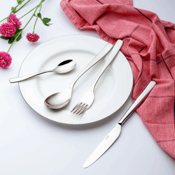 Príbor Anno vyniká nadčasovým, minimalistickým dizajnom s hranatou rúčkou, ktorá v spojení s čistými líniami pôsobí mimoriadne elegantne. Vďaka vyváženým tvarom príbor Anno perfektne zapadne do každej domácnosti. Či už modernej, alebo tradičnej. Set obsahuje: 6 x lyžica 6 x nôž 6 x vidlička 6 x lyžička na kávu