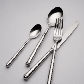 Luxusný, ručná práca.   Príborová súprava Cubism 21st Century patrí do luxusnej rady Platinum Line. Každý kus je vyrobený ručne, s dutými rúčkami. Zdobenie v tvare jemných diamantov na rúčkach a moderný dizajn je špeciálne navrhnutý pre náročných klientov s moderným i rustikálnym vybavením interiérov. Set obsahuje: -6× lyžica -6× nôž -6× vidlička -6× lyžička na kávu