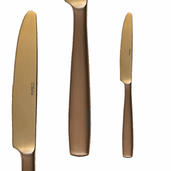PVD vo farbe zlatej Zaujímavý zlatý príborový set Gaya s ergonomickým dizajnom a matnou úpravou. Vhodný do moderného interiéru. Set obsahuje: - 6x lyžica - 6x nôž - 6x vidlička - 6x lyžička na kávu