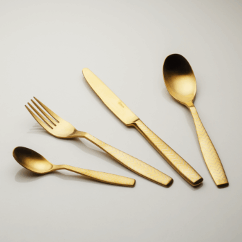 Príborový set Gaya Gold je charakteristický svojou výraznou zlatou farbou. Upúta hranatým tvarmi a ergonomickým dizajnom. Príbor zdobí zaujímavý laserový gravír s motívom Chevron. Je ideálnou voľbou nielen do moderného interiéru, ale aj do kuchyne s extravagantným vybavením. Set obsahuje: 6× lyžica 6× vidlička 6× nôž 6× kávová lyžička