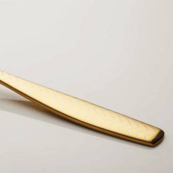 Príborový set Gaya Gold je charakteristický svojou výraznou zlatou farbou. Upúta hranatým tvarmi a ergonomickým dizajnom. Príbor zdobí zaujímavý laserový gravír s motívom Chevron. Je ideálnou voľbou nielen do moderného interiéru, ale aj do kuchyne s extravagantným vybavením. Set obsahuje: 6× lyžica 6× vidlička 6× nôž 6× kávová lyžička