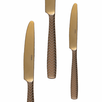 Príborový set Gaya Gold je charakteristický svojou výraznou zlatou farbou. Upúta hranatým tvarmi a ergonomickým dizajnom. Príbor zdobí zaujímavý laserový gravír s motívom Chevron. Je ideálnou voľbou nielen do moderného interiéru, ale aj do kuchyne s extravagantným vybavením. Set obsahuje: 6× lyžica 6× vidlička 6× nôž 6× kávová lyžička