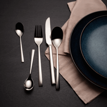 Príbor London vyniká minimalistickým dizajnom s hranatou rúčkou, ktorá v spojení s čistými líniami pôsobí mimoriadne elegantne. Vďaka vyváženým tvarom sa ľahko kombinuje s bielym, ale aj farebným porcelánom. Set obsahuje: 6x lyžica 6x vidlička 6x nôž 6x kávová lyžica 6x mokka lyžica 6x vidlička na koláč
