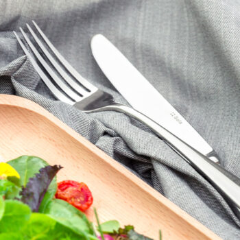 lesklý   Príborový set Baguette Gastro z rady Master Chef je vysoko kvalitný sortiment, ktorý bol vyvinutý pre požiadavky náročných zákazníkov. Táto línia zahŕňa kompletný sortiment servírovania. Rukoväť v tvare slzy prináša súčasný trend na váš stôl a je perfektným doplnkom každého servírovania. Set obsahuje: - 6x lyžica - 6x nôž - 6x vidlička - 6x lyžička na kávu - 6x vidlička na múčnik - 6x mocca lyžička - 1x šalátová lyžica - 1x šalátová vidlička - 1x lopatka na tortu - 1x naberačka na polievku