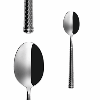 Príbor Cubism z luxusnej rady Platinum Line spája precízne remeselné spracovanie a originálny dizajn. Ručne vyrobené kusy s dutými rúčkami zdobia jemné geometrické vzory pripomínajúce diamanty, ktoré dodávajú súprave jedinečný, sofistikovaný vzhľad. Moderné línie sa harmonicky prelínajú s nadčasovým štýlom, vďaka čomu je tento príbor ideálny pre interiéry, ktoré dýchajú modernosťou aj rustikálnou eleganciou. Set obsahuje: 6× lyžica 6× nôž 6× vidlička 6× lyžička na kávu 6× vidlička na múčnik 6× mocca lyžička 1 × šalátová lyžica 1× šalátová vidlička 1× lopatka na tortu 1× naberačka na polievku