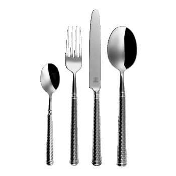 Príbor Cubism z luxusnej rady Platinum Line spája precízne remeselné spracovanie a originálny dizajn. Ručne vyrobené kusy s dutými rúčkami zdobia jemné geometrické vzory pripomínajúce diamanty, ktoré dodávajú súprave jedinečný, sofistikovaný vzhľad. Moderné línie sa harmonicky prelínajú s nadčasovým štýlom, vďaka čomu je tento príbor ideálny pre interiéry, ktoré dýchajú modernosťou aj rustikálnou eleganciou. Set obsahuje: 6× lyžica 6× nôž 6× vidlička 6× lyžička na kávu 6× vidlička na múčnik 6× mocca lyžička 1 × šalátová lyžica 1× šalátová vidlička 1× lopatka na tortu 1× naberačka na polievku