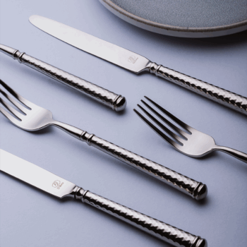 Príbor Cubism z luxusnej rady Platinum Line spája precízne remeselné spracovanie a originálny dizajn. Ručne vyrobené kusy s dutými rúčkami zdobia jemné geometrické vzory pripomínajúce diamanty, ktoré dodávajú súprave jedinečný, sofistikovaný vzhľad. Moderné línie sa harmonicky prelínajú s nadčasovým štýlom, vďaka čomu je tento príbor ideálny pre interiéry, ktoré dýchajú modernosťou aj rustikálnou eleganciou. Set obsahuje: 6× lyžica 6× nôž 6× vidlička 6× lyžička na kávu 6× vidlička na múčnik 6× mocca lyžička 1 × šalátová lyžica 1× šalátová vidlička 1× lopatka na tortu 1× naberačka na polievku