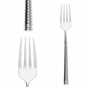 Príbor Cubism z luxusnej rady Platinum Line spája precízne remeselné spracovanie a originálny dizajn. Ručne vyrobené kusy s dutými rúčkami zdobia jemné geometrické vzory pripomínajúce diamanty, ktoré dodávajú súprave jedinečný, sofistikovaný vzhľad. Moderné línie sa harmonicky prelínajú s nadčasovým štýlom, vďaka čomu je tento príbor ideálny pre interiéry, ktoré dýchajú modernosťou aj rustikálnou eleganciou. Set obsahuje: 6× lyžica 6× nôž 6× vidlička 6× lyžička na kávu 6× vidlička na múčnik 6× mocca lyžička 1 × šalátová lyžica 1× šalátová vidlička 1× lopatka na tortu 1× naberačka na polievku