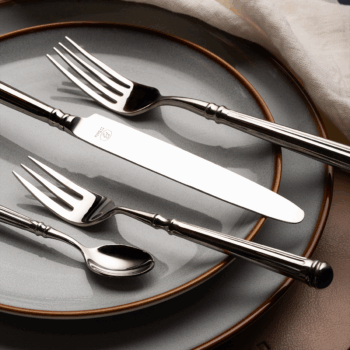 Príbor Royal z kolekcie Platinum Line vyniká svojím klasickým dizajnom a jemnou eleganciou. Masívne rúčky s decentným ukončením pôsobia vyvážene a dôstojne, čím vnesú na váš stôl kráľovský šarm. Ručná výroba zaručuje precízne spracovanie a dlhú životnosť. Royal je príbor, ktorý si vás získa svojím nadčasovým pôvabom a spríjemní každú chvíľu stolovania. Set obsahuje: 6× lyžica 6× nôž 6× vidlička 6× lyžička na kávu 6× vidlička na múčnik 6× mocca lyžička 1× šalátová lyžica 1× šalátová vidlička 1× lopatka na tortu 1× naberačka na polievku